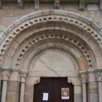 Portada de la parroquial de San Tirso de Oseiro (Arteixo). Coruña.