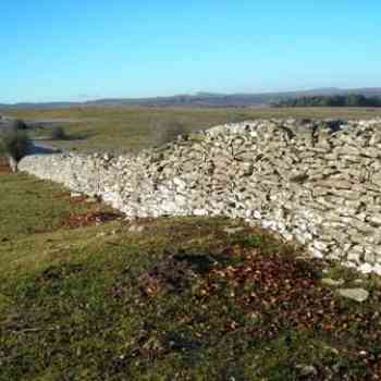 túmulo bajo muro en Urbasa