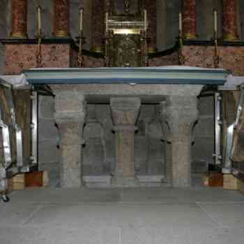 Altar pétreo en Retablo Lateral de Sandres
