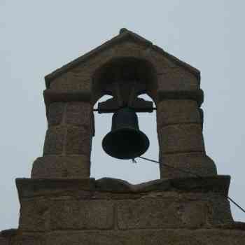Detalle de la alcoba y campana situada sobre el ábside de San Tirso de Oseiro (Arteixo). Coruña.
