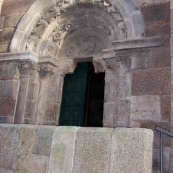Portada lateral en la iglesia de Santiago de La Coruña.