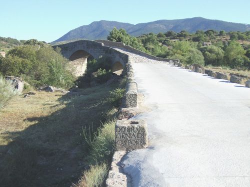 Acceso norte al puente de valsordo con inscripción en primer plano.