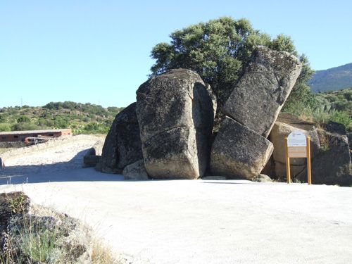 Explanada entre los dos puentes, ahora con suelo de cemento, en la que se encuentra la roca con inscripción.