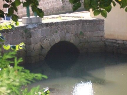 Arco en el puente-dique de los molinos de acea da ama, concello de culleredo (coruña)