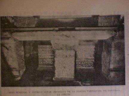 Aras romanas y altar románico en la iglesia parroquial de santiago de la coruña.