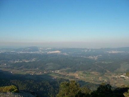 Vista del valle de farum brigantium con la coruña al fondo desde las alturas de santa locaia en el concello de arteixo (coruña).