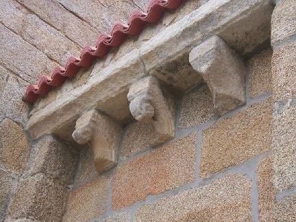 Canecillos en el ábside de san tirso de oseiro (arteixo). coruña.