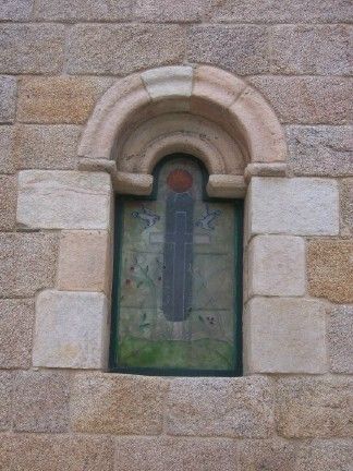 Ventana en el ábside de san tirso de oseiro (arteixo). coruña.