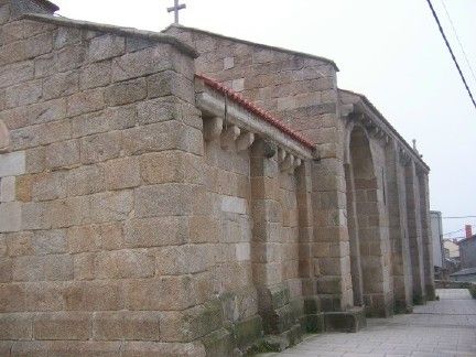 Un lateral de la nave y ábside de san tirso de oseiro (arteixo). coruña.