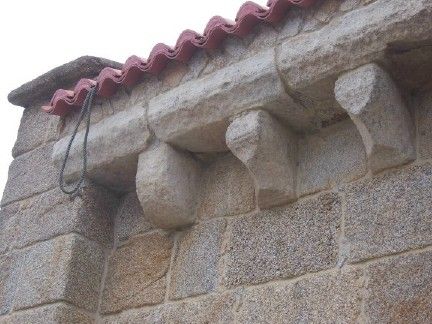 Detalle de cancillos en el ábside de san tirso de oseiro (arteixo). coruña.