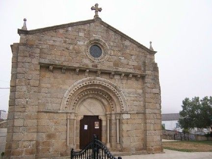 Fachada de la parroquial de san tirso de oseiro (arteixo). coruña.