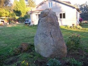 Piedra apuntada que adorna una finca en santa locaia, concello de arteixo (coruña).