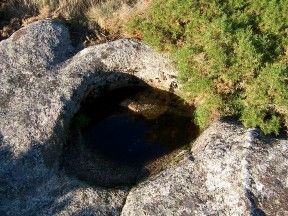 Cavidad granítica en las alturas del coto de santa locaia, en el concello de arteixo (coruña).