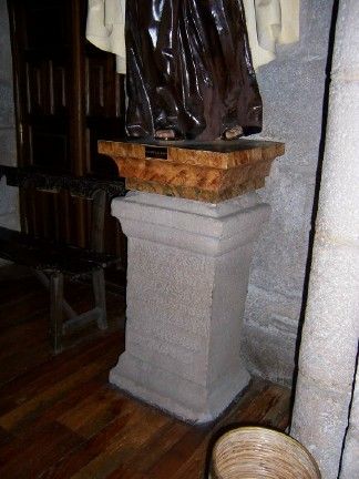 Pedestal de estatua, romano, sito en la iglesia de santiago de la coruña