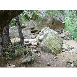 Click para ampliar. Pulsa en el nombre para ver la ficha. Cuyacabras. Necrópolis. Vista de los nichos.