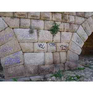 Click para ampliar. Pulsa en el nombre para ver la ficha. Puente romano de Mérida. Grafitis