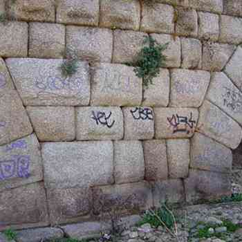 Click para ampliar. Pulsa en el nombre para ver la ficha. Puente romano de Mérida. Grafitis