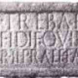 Click para ampliar. Dintel de granito del templete en el portico del foro de Cáparra