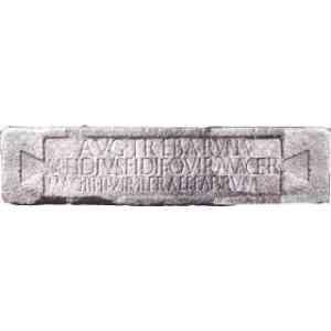 Click para ampliar. Pulsa en el nombre para ver la ficha. Dintel de granito del templete en el portico del foro de Cáparra