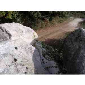 Click para ampliar. Pulsa en el nombre para ver la ficha. Embudo esculpido en el posible altar-Maside