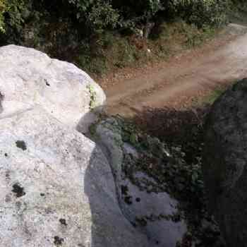 Click para ampliar. Pulsa en el nombre para ver la ficha. Embudo esculpido en el posible altar-Maside