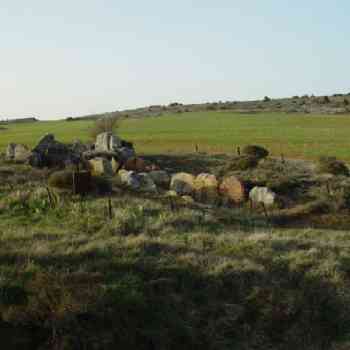 Click para ampliar. Pulsa en el nombre para ver la ficha. Cubillejo de Lara. Vista general del dolmen.
