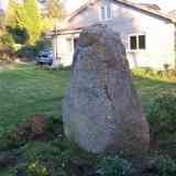 Click para ampliar. Piedra apuntada que adorna una finca en Santa Locaia, Concello de Arteixo (Coruña).