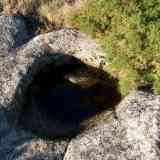 Click para ampliar. Cavidad granítica en las alturas del Coto de Santa Locaia, en el Concello de Arteixo (Coruña).