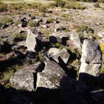 Click para ampliar. Pulsa en el nombre para ver la ficha. La Nava del Barco - Monolito - Vista desde arriba