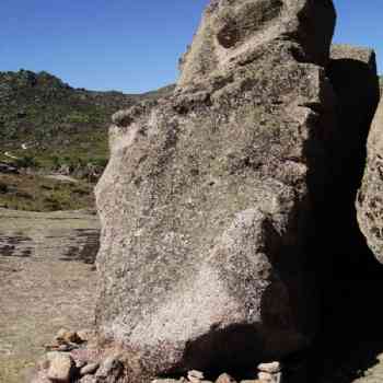 Click para ampliar. Pulsa en el nombre para ver la ficha. Ulaca - Conjunto Lítico - Elemento 2