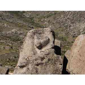 Click para ampliar. Pulsa en el nombre para ver la ficha. Ulaca - Conjunto Lítico - Elemento 2 - Detalle con cruz