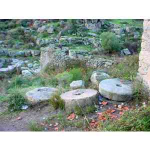 Click para ampliar. Pulsa en el nombre para ver la ficha. Piedras de molino de agua. Arroyomolinos.
