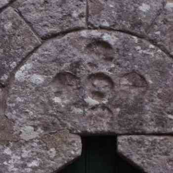 Click para ampliar. Pulsa en el nombre para ver la ficha. Puerta lateral de la Capilla San Miguel de Breamo.