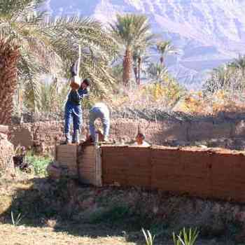Click para ampliar. Pulsa en el nombre para ver la ficha. Albañiles realizando una tapia