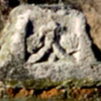 Click para ampliar. Pulsa en el nombre para ver la ficha. Relieve en una fuente del castillo de San Silvestr