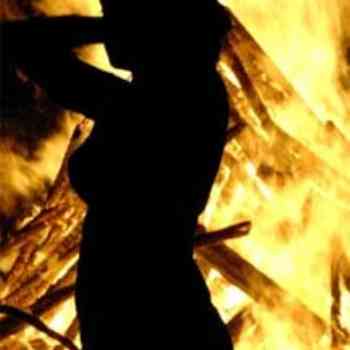 Click para ampliar. Pulsa en el nombre para ver la ficha. mujer y hoguera