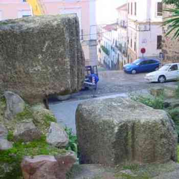 Click para ampliar. Pulsa en el nombre para ver la ficha. Sillares muralla de Norba Caesarina