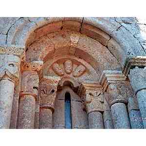 Click para ampliar. Pulsa en el nombre para ver la ficha. San Pantaleón de Losa - Vista de un ventanal