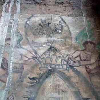 Olmos de Pisuerga, altar pintado, 1. 02 vista parcial: corona, ángeles y paloma