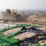 Click para ampliar. El Oral. Bulldozer en plena tarea de destrucción.