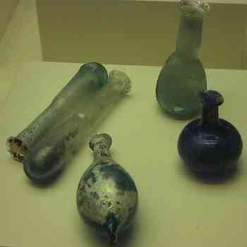 Click para ampliar. Pulsa en el nombre para ver la ficha. Cádiz: ungüentarios de vidrio