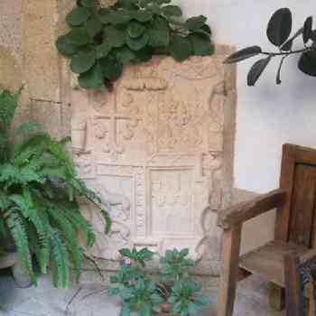 Click para ampliar. Pulsa en el nombre para ver la ficha. Navas del Madroño 12: escudo del Vizconde de Peñaparda