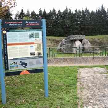 Click para ampliar. Pulsa en el nombre para ver la ficha. letrero del dolmen de Aizkomendi