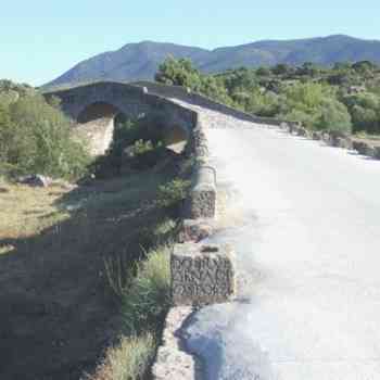 Vista del acceso norte del puente de Valsordo, con inscripción en primer plano.