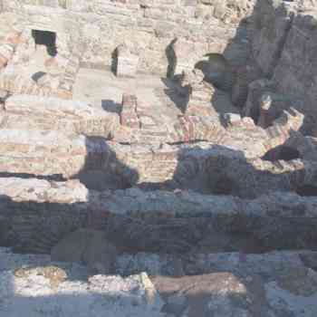 TERMAS DE  BAELO CKAUDIA.-Arquillos y canalizaciones bajo  el  suelo de la sauna. BOLONIA .CADIZ