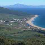 Click para ampliar. Vista general de Bolonia. Ruinas de Baelo Claudia y a lo lejos Tarifa y las montañas de Africa.