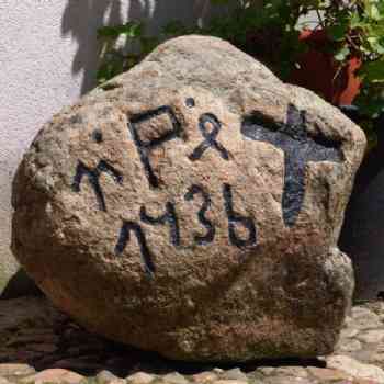 Piedra perteneciente  a  algun  enterramiento, encOntrada en la  dehesa de 