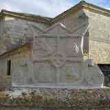 Click para ampliar. Curioso escudo invertido de leones y castillos. Valladolid.