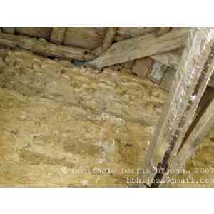 Click para ampliar. Pulsa en el nombre para ver la ficha. restos de pinturas rojas en el exterior de la iglesia parroquial de Olmos de Pisuerga