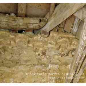 Click para ampliar. Pulsa en el nombre para ver la ficha. restos de pinturas rojas en el exterior de la iglesia parroquial de Olmos de Pisuerga /2